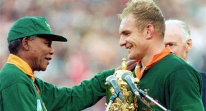 Nelson Mandela congratulates Francois Pienaar